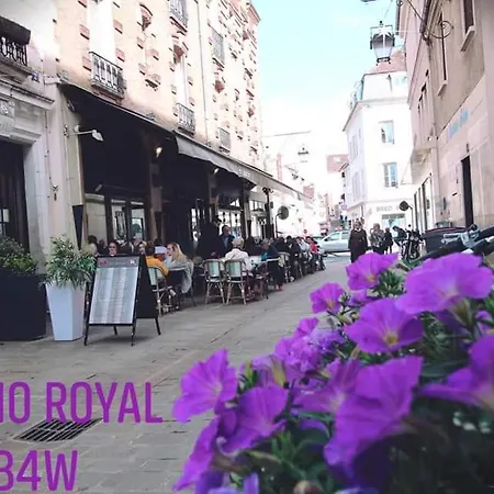 Royal By Beds4wanderlust - Place Du Marche Avec Parking Prive Apartment Fontainebleau