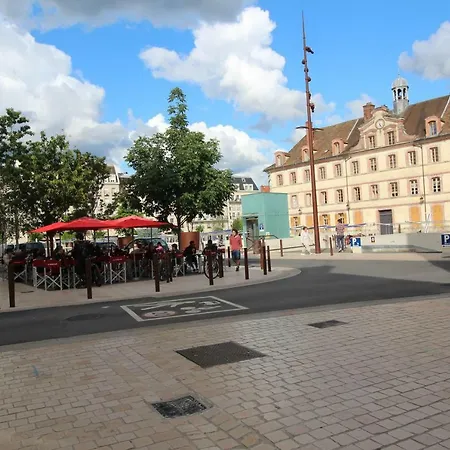 Apartment Royal By Beds4wanderlust - Place Du Marche Avec Parking Prive Fontainebleau